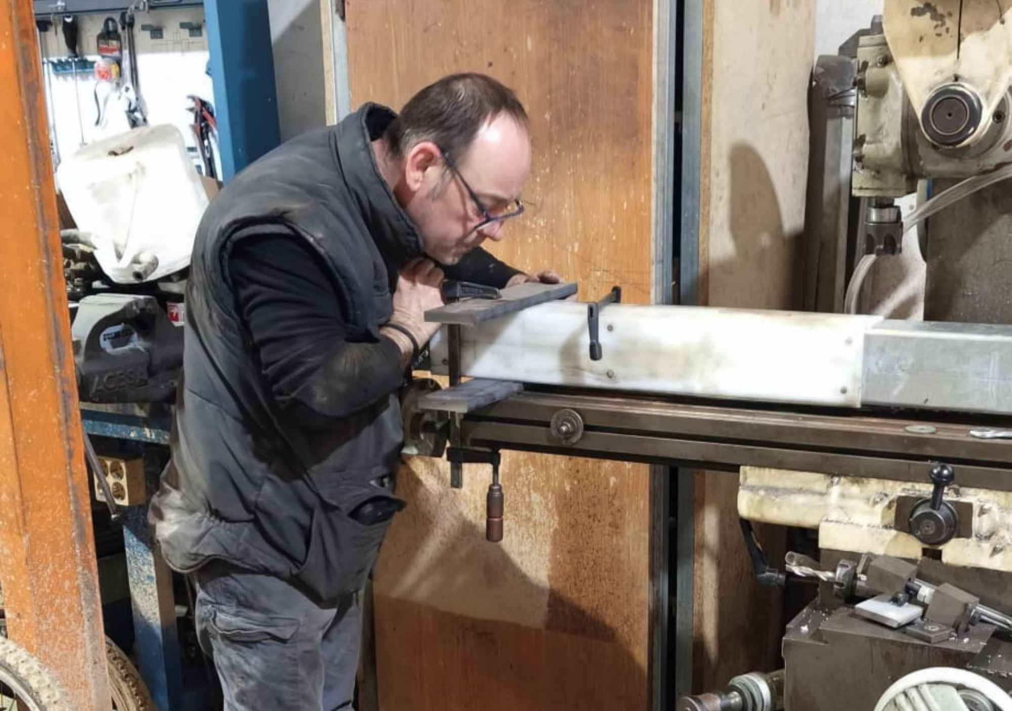 Maquinaria agrícola dentro del taller durante proceso de reparación